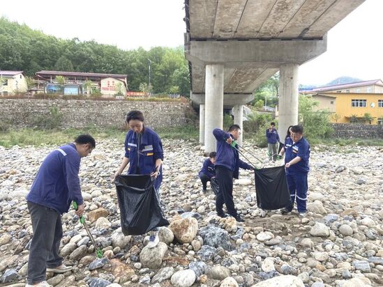 佛坪守护青山绿水河道垃圾捡拾环保行动.jpg