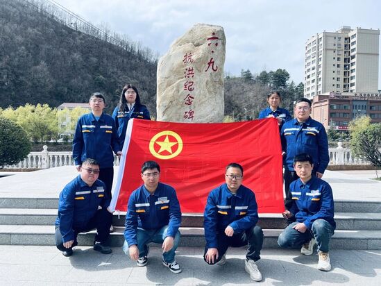 佛坪抽蓄项目团支部组织20余名青年职工前往佛坪县“六·九抗洪纪念碑”开展“传承抗洪精神 激扬青春担当”主题教育活动.jpg