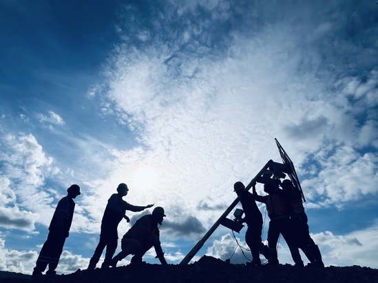 1.《协作剪影,共筑梦想》刚果(金)国际141联营体青年团员正在对采场主干道路安装与调试智能监控系统 李红江(摄).jpg