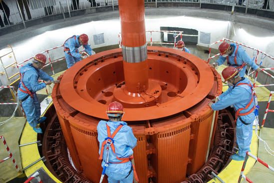 2024年11月2日,滇中引水石鼓水源工程地下泵房(12×40MW)首台(1号)泵组转子吊装。安装公司:曹艳 (2).jpg