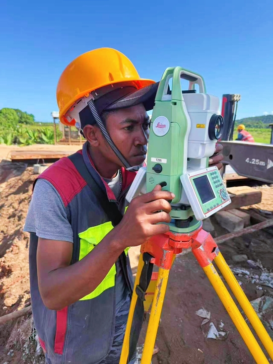 测量工RANAIVOSON Micky在现场(赵文波 摄).jpg