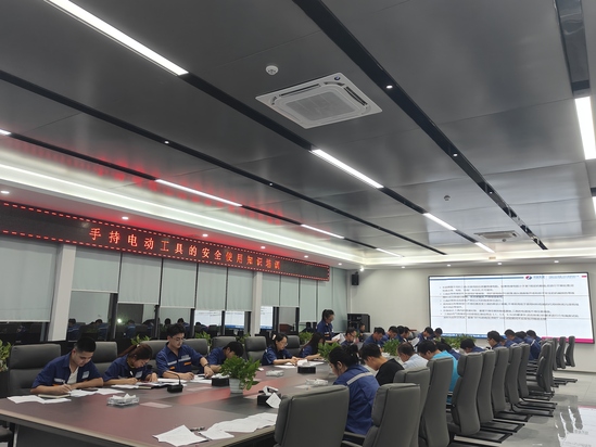 2025年10月28日 公清项目部开展“手持电动工具的安全使用”专项培训-殷运宏摄 (2).jpg
