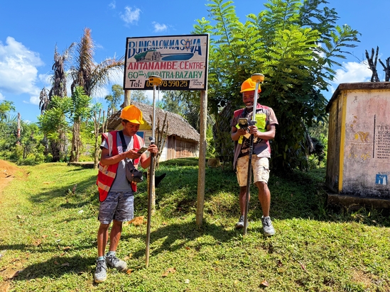 测量工RANAIVOSON Micky和ZANDRE Mino Fugelin (赵文波 摄).jpg