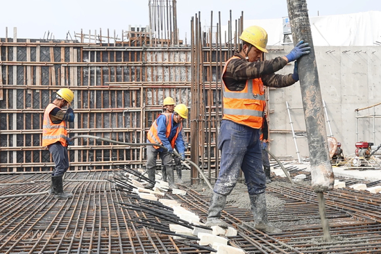 11月11日,武汉地铁12号线项目部 武汉地铁12号线板桥停车场项目部主体结构全部封顶(陈文静摄) (3).jpg