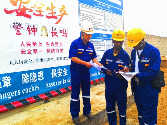 安全总监杨乔平作班前会安全交底(苏创辉 摄).jpg