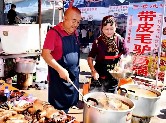 2、迎接吃客光临-严镇威 摄.jpg