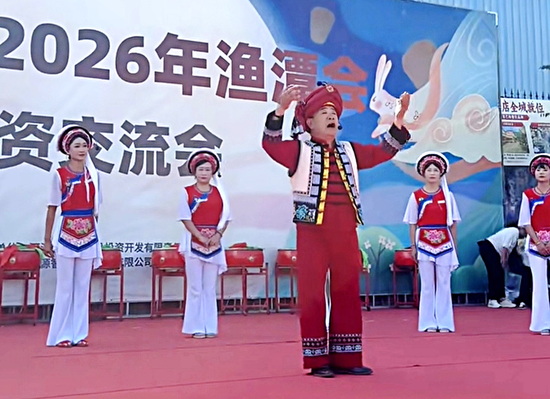 1、洱源渔潭会上的文艺演出-严镇威 摄.jpg