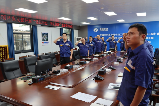 2026.9.18白云机场项目部会议室重温入党誓词-侯世磊摄.JPG