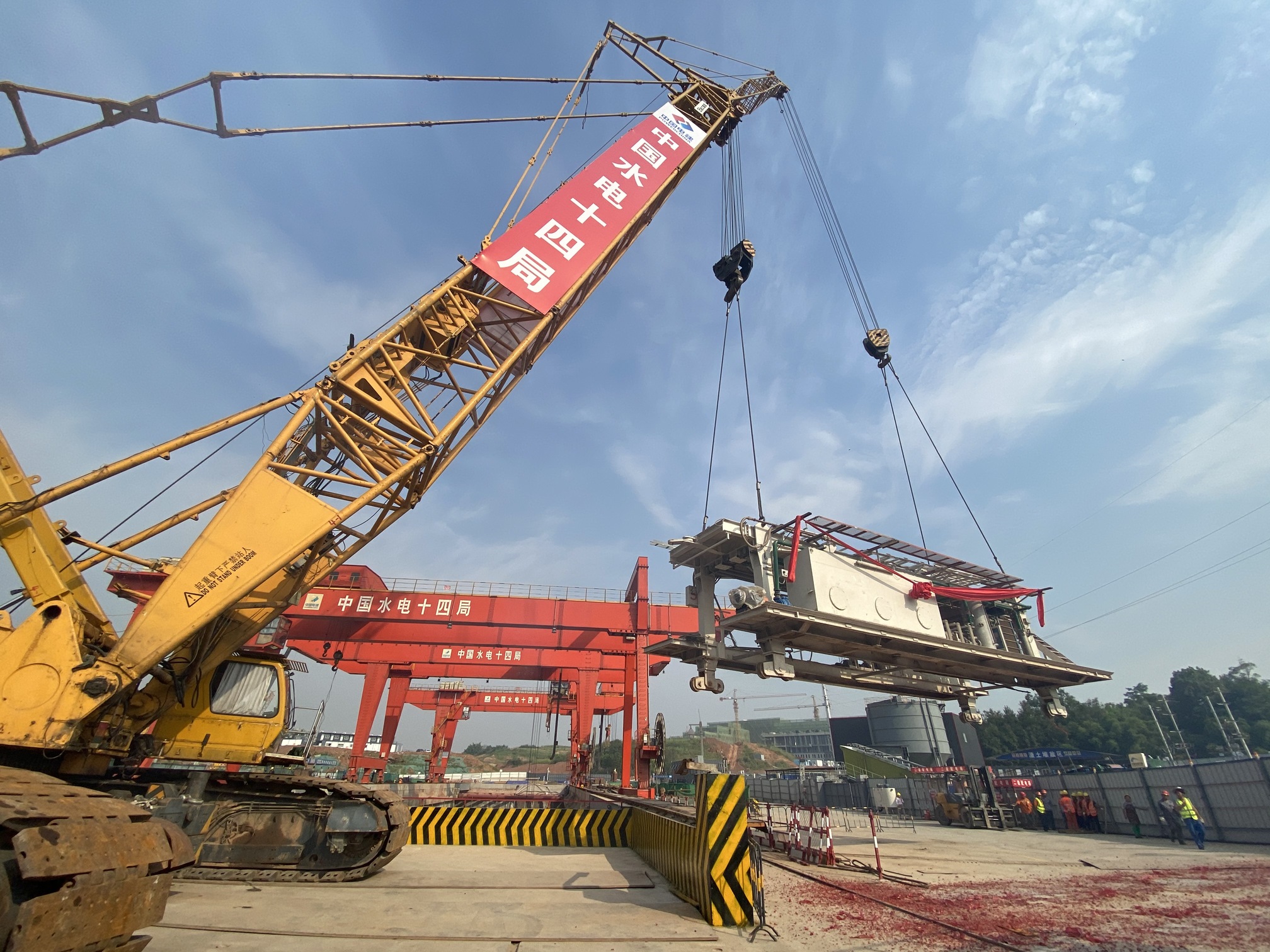 盾构后配套台车吊装下井  张春芳/摄