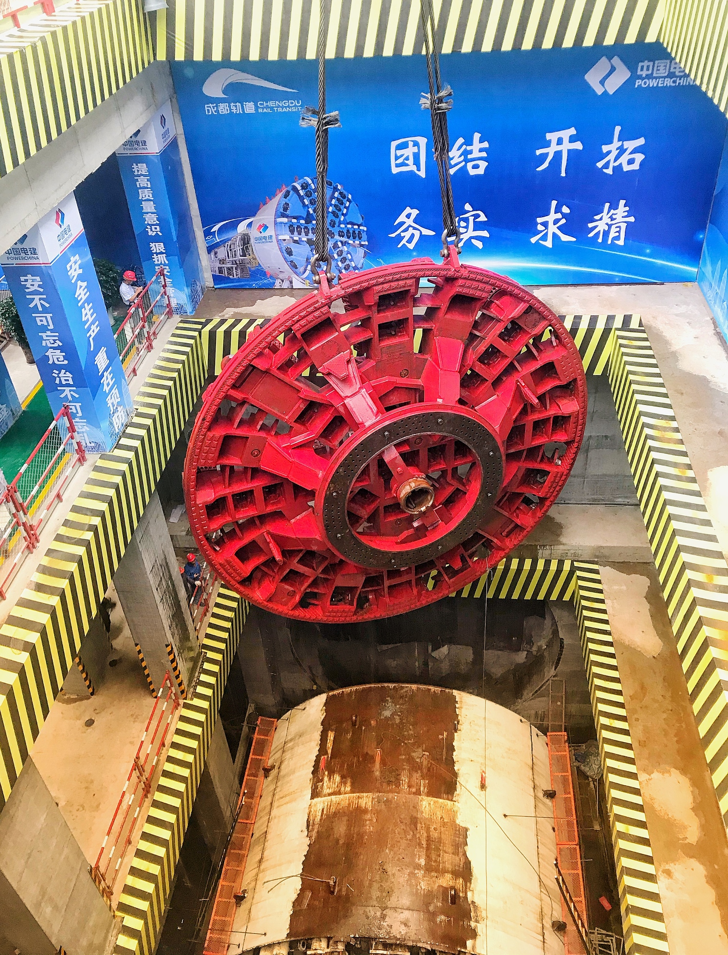 盾构机刀盘吊装下井  周轩汉/摄