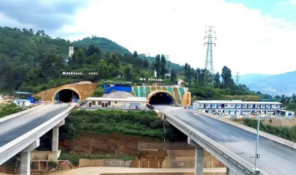 全线贯通的光山1号隧道 尹浩然/摄